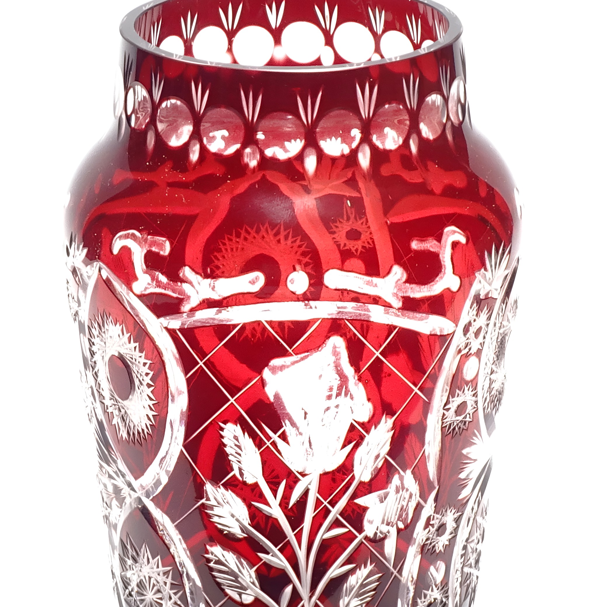 Böhmische Rote Kristallvase, Handgeschliffenes Vintage-Glas Dekoratives Herzstück, Elegante Wohnkultur Oder Sammler-Anzeigestück